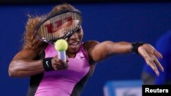 Petenis puteri AS, Serena Williams tidak terpengaruh oleh panas terik di Australia Terbuka dan melenggang ke babak ketiga, Rabu (15/1). 