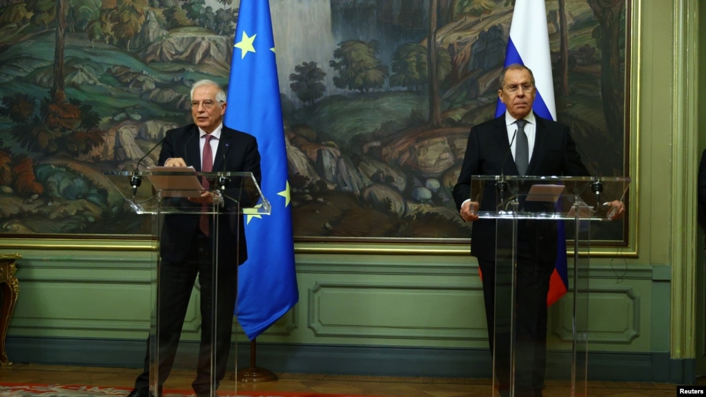 Ministri i jashtëm rus Sergei Lavrov dhe shefi i politikave të jashtme të B.E.-së, Josep Borrell, gjatë një konference shqypi në Moskë më 5 shkurt 2021. 