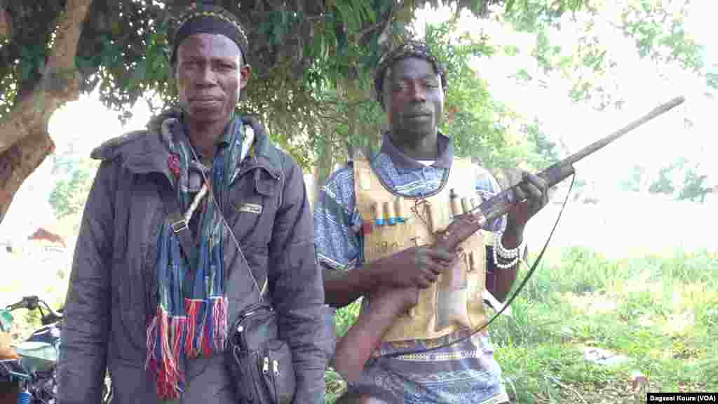 Des miliciens anti-balaka en poste à un point de contrôle dans le village de Gbaguili, à 340 km à l'ouest de Bangui, République centrafricaine, 1er avril 2014 (Bagassi Koura/VOA).