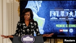 Michelle Obama, la première dame, parle après avoir vu un nouveau documentaire lors de la journée internationale de la fille, à la Maison Blanche, le 11 octobre 2016.