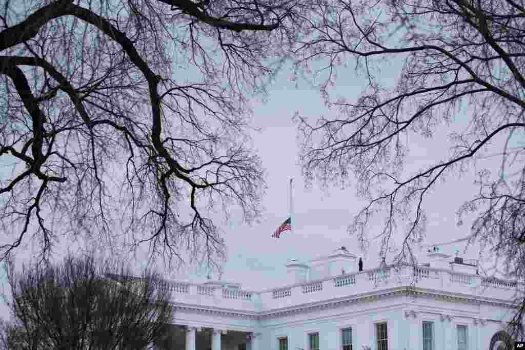 Bendera di atas Gedung Putih di Washington, dikibarkan setengah tiang untuk para korban penembakan masal di SMU South Florida, 15 Februari 2018.