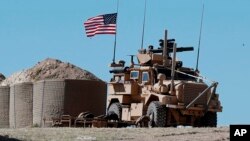 Seorang tentara AS siaga di atas kendaraan militernya di Manbij, Suriah utara (foto: ilustrasi). 