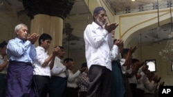 ရန်ကုန်မြို့ ဗလီတခုတွင် အစ္စလာမ်ဘာသာဝင်များ ဝတ်ပြုဆုတောင်းနေစဉ်