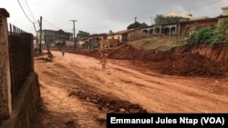 Début des travaux de réhabilitation d’une route à Yaoundé au quartier Etam Bafia, au Cameroun, le 28 février 2018. (VOA/Emmanuel Jules Ntap)