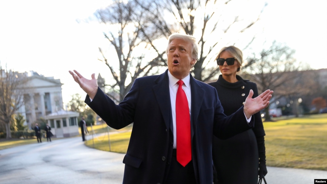 ARCHIVO - El presidente de Estados Unidos, Donald Trump, y la primera dama, Melania Trump, salen de la Casa Blanca para abordar el Marine One antes de la toma de posesión del presidente electo Joe Biden, en Washington, el 20 de enero de 2021.