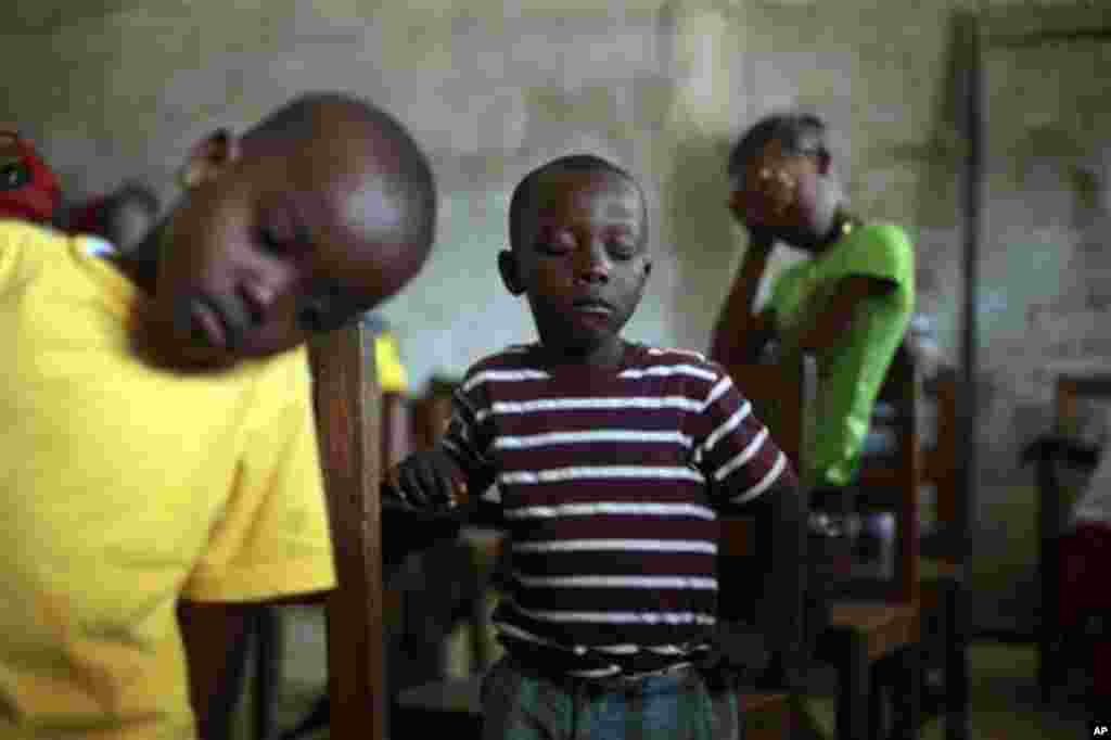 Les enfants prient pendant un culte du dimanche à l&#39;église baptiste Bridgeway dans le quartier Saint-Paul Pont de Monrovia, au Libéria, le dimanche 28 septembre 2014. (AP Photo / Jérôme Delay) 