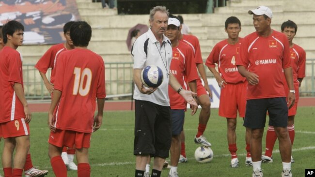 Ông Riedl trong buổi tập với đội tuyển Việt Nam ở Bangkok tại giải đấu Asian Cup năm 2007.