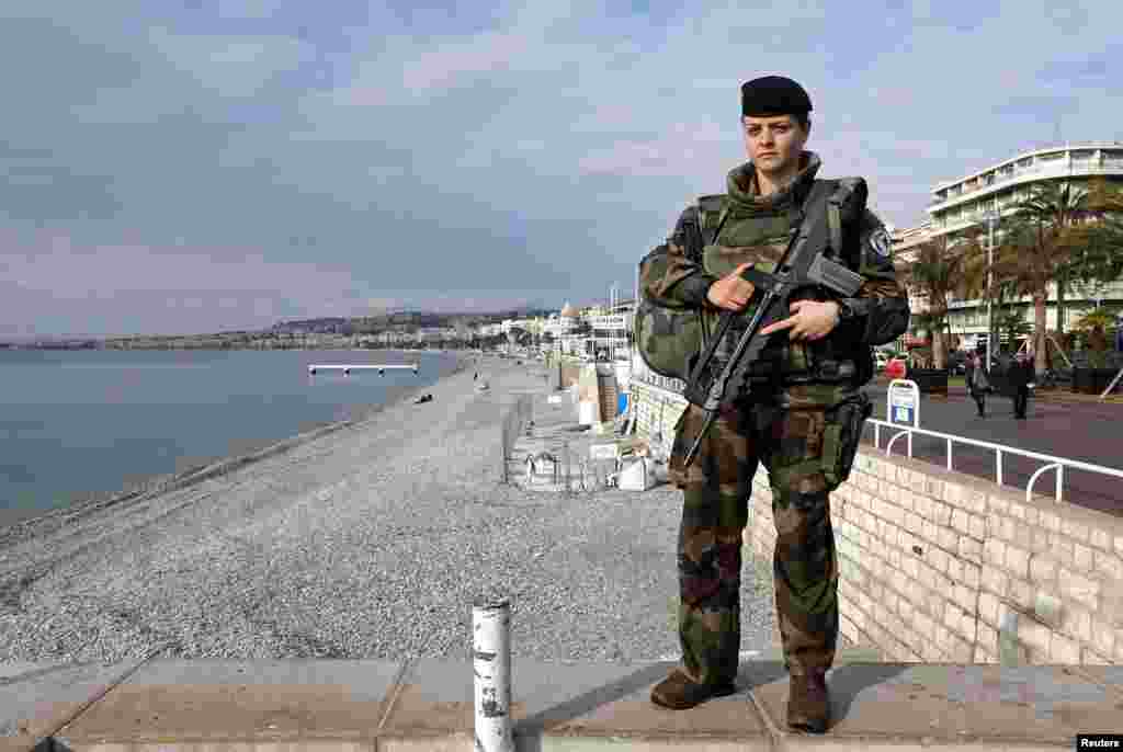 Merylee, 26, seorang tentara, difoto di Nice, Perancis (23/2). &quot;Keseimbangan (gender) dalam militer sudah ada, seragam lah yang mengambil preseden terhadap gender,&quot; ujar Merylee. (Reuters/Eric Gaillard)