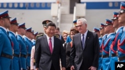 中國國家主席習近平同塞爾維亞總統尼科利奇一起檢閱塞爾維亞儀仗隊。 （2016年6月17日）