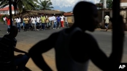 Des manifestants samedi dans le quartier de Nyakabiga à Bujumbura, au Burundi (AP Photo/Jerome Delay)