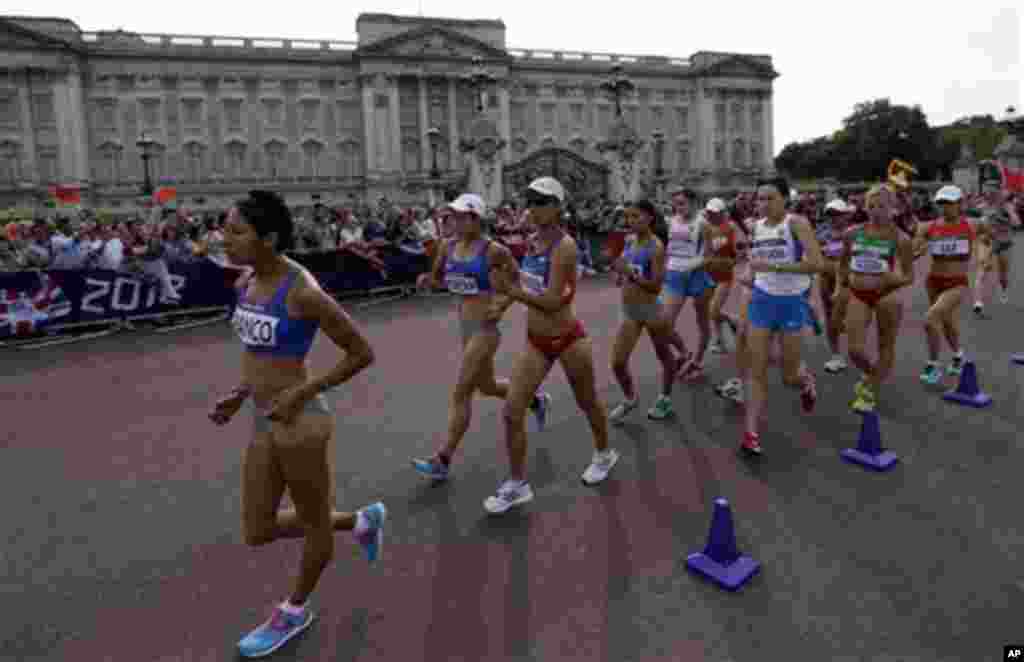 Athletes walk past Buckingham Palace as they compete in the women&#39;s 20-kilometer race walk.