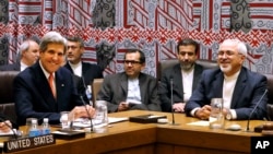 Menlu AS John Kerry (kiri) saat melakukan perundingan nuklir dengan Menlu Iran, Mohammad Javad Zarif (kanan) di sela-sela Sidang Umum PBB di New York (25/9). 
