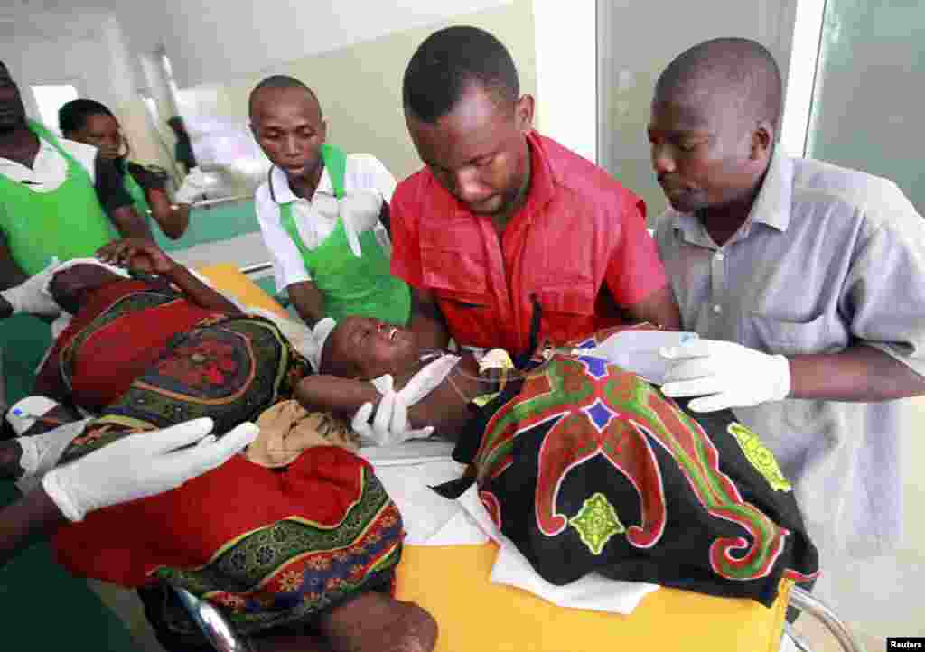 Paramedics at the Malindi district hospital attend to a child injured when their community members were attacked at Tana River district in Kenya&#39;s coastal Tana Delta region December 21 2012. 