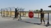 乌兹别克军人守卫在乌兹别克斯坦与阿富汗边界的一个哨卡。（2021年8月15日）