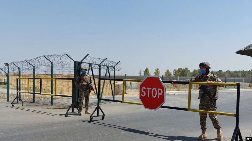 资料照片：乌兹别克斯坦军人守卫在乌兹别克斯坦与阿富汗边界的一个哨卡。（2021年8月15日）(photo:VOA)
