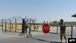 资料照片：乌兹别克斯坦军人守卫在乌兹别克斯坦与阿富汗边界的一个哨卡。（2021年8月15日）
