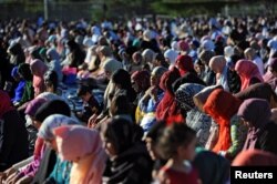 Warga Muslim AS melaksanakan sholat Idul Adha di distrik Brooklyn, New York City, AS, 12 Agustus 2016 (Foto: dok).