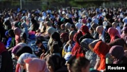 Warga Muslim melakukan shalat 'Eid di kawasan Brooklyn, New York (foto: ilustrasi).