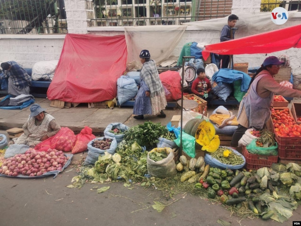 Si bien todavía perciste las quejas por los altos precios de los productos que han llegado, se espera que eso se vaya regularizando en el trasncurso de la semana. Foto: Yuvinka Gozalvez - VOA.