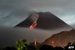 Aliran lahar turun dari kawah Gunung Merapi, gunung berapi paling aktif di Indonesia, terlihat dari Kaliurang di Yogyakarta pada 14 April 2021. (Foto: AFP)