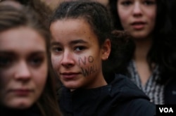 Ella Thomas, of Brooklyn, N.Y., has "no wall" printed on her face at a rally protesting President Donald Trump's executive orders affecting immigrants, Feb. 7, 2017. (AP/Bebeto Matthews)