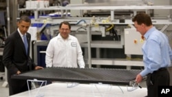 Predsjednik Obama upoznaje se sa solarnim panelima firme Solyndra