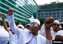 Members of hardline Muslim groups protest near the Burmese embassy in Jakarta, May 3, 2013.