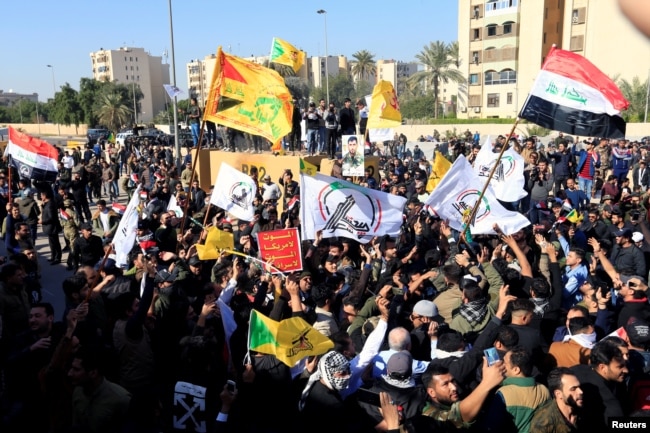 Las Fuerzas de Movilización Popular respaldadas por Irán se reúnen fuera de la Zona Verde fuertemente fortificada, la sede del gobierno de Iraq y la embajada de Estados Unidos, en Bagdad, Iraq, el 31 de diciembre de 2019.