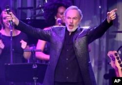 Neil Diamond en la gala previa a los Grammy. Beverly Hilton Hotel, Beverly Hills, California. 11-2-17.