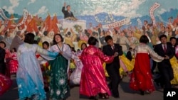 11일 북한 평양에서 김일성 생일인 '태양절'을 앞두고 춤을 추는 시민들.