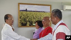 Burma's President Thein Sein (L) shakes hands with representatives from the Karen National Union (KNU) in his private farm house in Naypyitaw, April 7, 2012. 