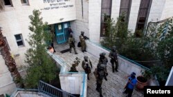 Petugas keamanan Israel memeriksa daerah sekitar sebuah sinagoga di Yerusalem pasca serangan dua warga Palestina (18/11). Dilaporkan empat orang tewas dalam serangan tersebut.
