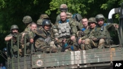 Các binh sĩ Ukraine ngồi ở trên một xe tải quân sự ở Mariinka, Donetsk, miền đông Ukraine, 4/6/2015.