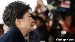 뇌물수수 등의 혐의를 받고 있는 박근혜 전 한국 대통령이 21일 서울중앙지검에 피의자 신분으로 출석하고 있다. 박 전 대통령은 "국민께 송구스럽다"며 "성실하게 조사에 임하겠다"고 말했다.
