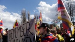 活动人士在捷克首都布拉格挥舞自由西藏的旗子参加抗议中国国家主席习近平访问布拉格的集会。 （2016年3月29日）