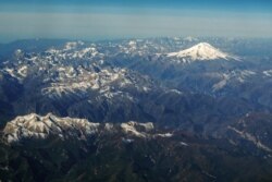 Pegunungan Kaukasus di Rusia dengan Gunung Elbrus (5642 m) di latar belakang, 9 Oktober 2020. (AFP)