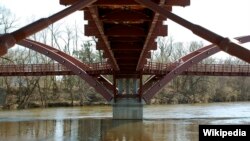 Jembatan di Sungai Tittabawassee, Michigan (foto: ilustrasi). 