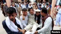 جلال آباد کے خودکش حملے میں زخمی ہونے والے نوجوان کو اسپتال لے جایا جا رہا ہے۔ 2 اکتوبر 2018