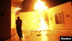 Consulado americano de Benghazio em chamas depois do ataque de manifestantes salafistas que vitimou Christopher Stevens