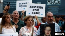Para aktivis melakukan protes atas penahanan 3 orang jurnalis dalam aksi unjuk rasa di Istanbul,Turki (foto: ilustrasi). 