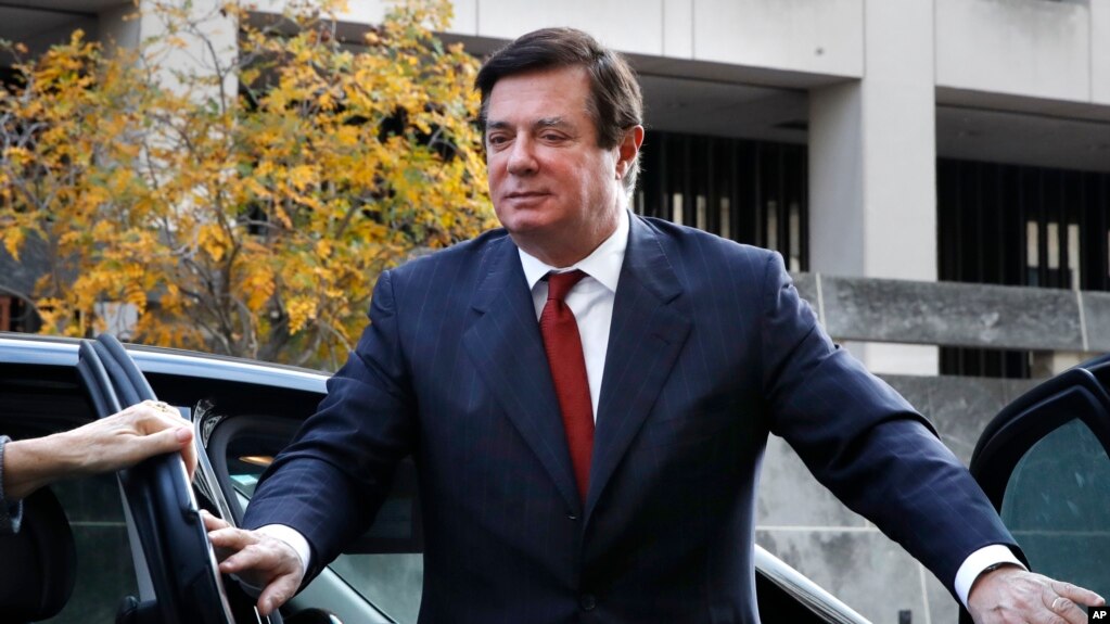 Cựu Chủ tịch Ban vận động tranh cử của ông Trump, Paul Manafort, tới tòa án liên bang hôm 6/11/2017 ở Washington. (AP Photo/Jacquelyn Martin)