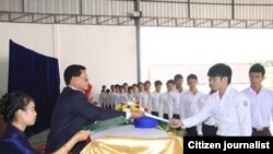 ພິທີມອບປະກາດສະນີຍະບັດ ແກ່ນັກຮຽນ ທີ່ຮຽນ ຈົບອາຊີວະ ສຶກສາ ທີ່ວຽງຈັນ