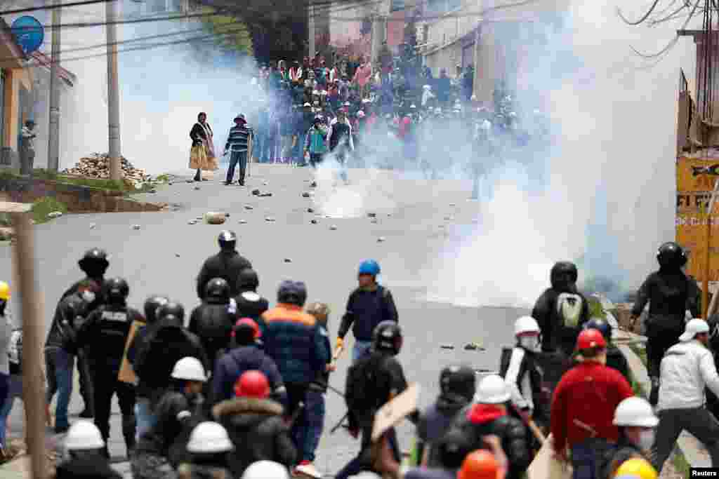 También se han registrado numerosos disturbios en las calles de La Paz (Bolivia) donde cientos de seguidores y opositores de Evo Morales se han enfrentado.