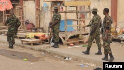 Des soldats montent la garde après une explosion à Kano, Nigeria, le 18 novembre 2015. (AP Photo/Muhammed Giginyu)