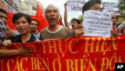 越南工人抗議北京在越南所稱擁有主權的水域部署鑽井平台