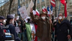 حضور معترضان ایرانی مقابل هتل هیات جمهوری اسلامی در وین با شعار مرگ بر تروریست