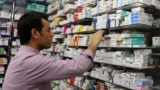 Une pharmacien cherche un médicament, dans une pharmacie au Caire, le 17 novembre 2016.