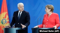 Predsednik Vlade Crne Gore Duško Marković i kancelarka Nemačke Angela Merkel na konferenciji za novinare u Berlinu (Foto: AP/Michael Sohn) 