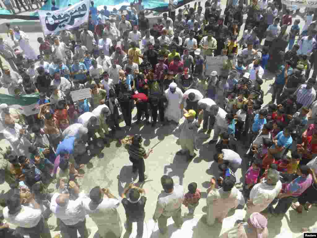 Demonstrators protest Syria&#39;s President Bashar Al-Assad at Sermeen, near Idlib, Syria, July 27, 2012.