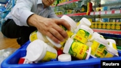 Store worker Sam Issa removes certain brand names of herbal, vitaminand mineral pill products from the shelves at a suburban pharmacy inSydney April 29, 2003. Australians were urged not to panic over thebiggest medical recall in the nation's history which